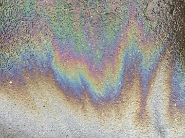 Petrol sızıntısı asfalt üzerinde