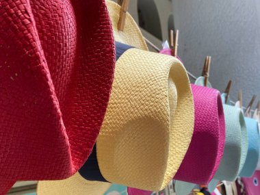 Güneşte asılı renkli hasır şapkalar