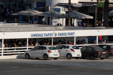 1 Ağustos Paros, Yunanistan - Paros limanından feribota binmeyi bekleyen insanlar 