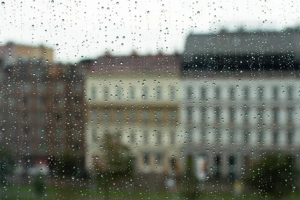 雨の日に窓からのウィーンの建物の眺め — ストック写真