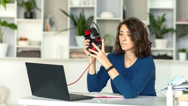 Una Joven Morena Usa Portátil Auriculares Oficina Casa Lleva Puesta — Foto de Stock