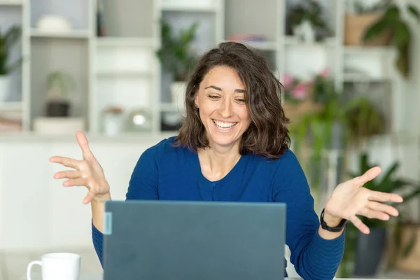 Una Joven Morena Usa Portátil Oficina Casa Lleva Puesta Una — Foto de Stock