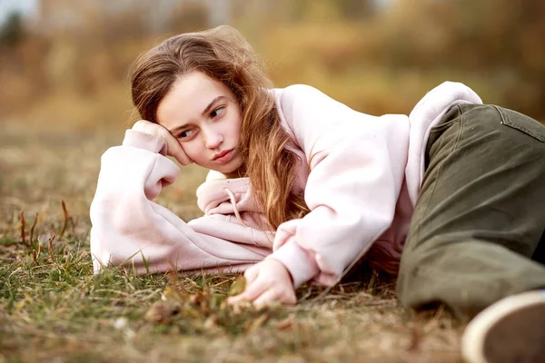 Retrato Una Adolescente Con Ropa Casual Tirada Hierba Ella Yace — Foto de Stock