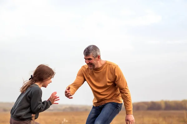 Un padre lujurioso y una hija adolescente adulta se están divirtiendo en un paseo afuera.. — Foto de Stock