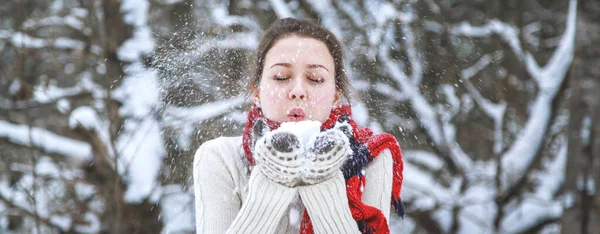 Una joven feliz chica en una bufanda de punto rojo y guantes blancos. — Foto de Stock