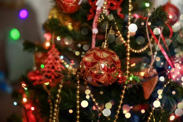 Árbol de Navidad decorado con bolas y perlas y luces guirnaldas en casa. — Foto de Stock