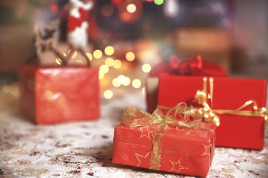 Noel hediyesi kırmızı kutular. Odadaki yerde, Noel ağacının altında.