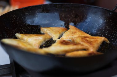 Çarşıda tipik Marakeş tatlıları kızartıyorlar.