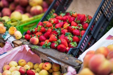 Yerel bir markette meyve, çilek, elma, şeftali satıyorum.