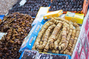 Marakeş 'te yerel bir markette kurutulmuş incir satan meyve tezgahı.