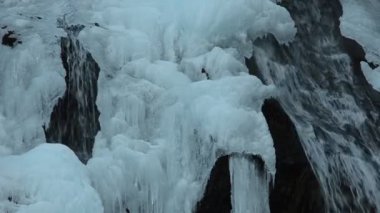 Kış mevsiminde dağ şelalesi