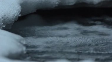 Kış mevsiminde dağ şelalesi