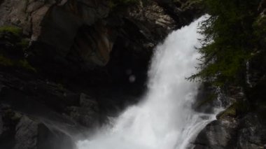 Kayalık dağlarda güzel şelale 