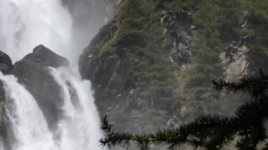 Kayalık dağlarda güzel şelale 