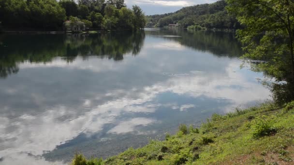 Reflexión Nubes Río Ticino Paisaje Árboles Agua Río — Vídeo de stock