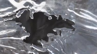 akıntıda ince bir buz tabakası, buz ve su, buz, su, akıntı, dere, sel, yüzey, kar, Gran Paradiso Ulusal Parkı, Cogne, Valnontey, Valle d 'Aosta, İtalya, insan yok, kış karı,,