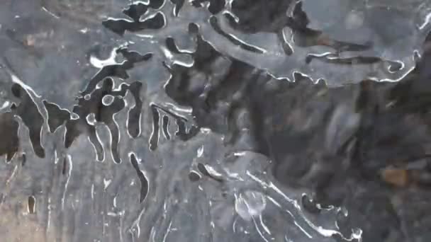 Ένα Λεπτό Στρώμα Πάγου Στο Ρεύμα Ρεύμα Ρεύμα Πάγος Και — Αρχείο Βίντεο