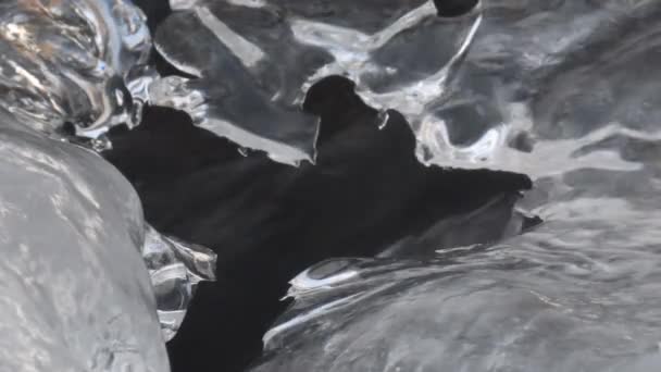 溪流上薄薄的一层冰 冰和水 大帕拉迪索国家公园 瓦隆提 德阿斯塔 意大利 没有人 冬季雪 — 图库视频影像