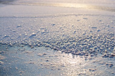 Nehir kışın dondu.