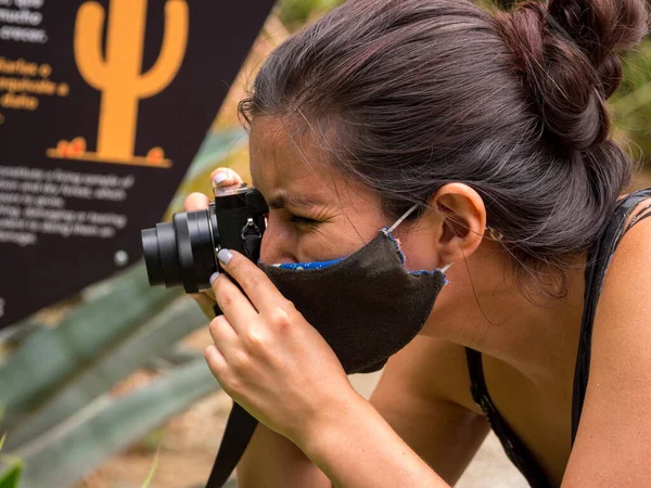 Siyah Yüzlü Genç Kahverengi Saçlı Kadın Siyah Kompakt Dijital Kamerayla — Stok fotoğraf