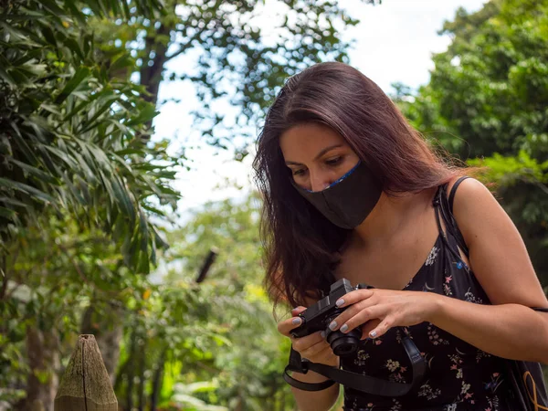 Siyah Yüzlü Genç Kahverengi Saçlı Kadın Siyah Kompakt Dijital Kamerayla — Stok fotoğraf