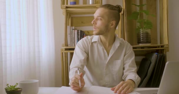 Joven Hombre Caucásico Con Camisa Blanca Sentado Escritorio Mira Ventana — Vídeo de stock