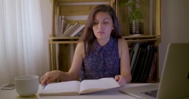 Junge Hispanische Frau Die Schreibtisch Sitzt Prüft Ihre Notizen Und — Stockvideo