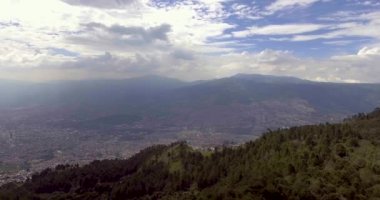 Medellin, Antioquia / Kolombiya 'da bulutlu bir günde dağların etrafını saran şehir manzarası