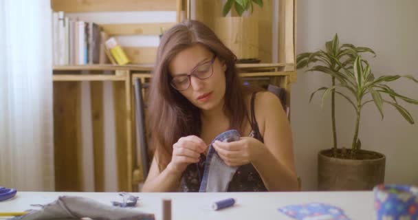 Ung Attraktiv Spansktalende Kvinde Sort Kjole Med Briller Syes Hjemme – Stock-video