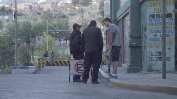 Paz Bolivia Junio 2016 Hombres Hablan Con Patinador Regañan Por — Vídeos de Stock