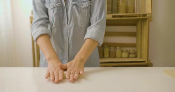 Joven Mujer Latina Uniforme Azul Amasan Masa Pan — Vídeos de Stock