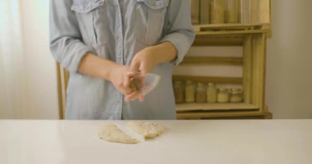 Frau Blauer Uniform Schneidet Brotteig Mit Messer — Stockvideo