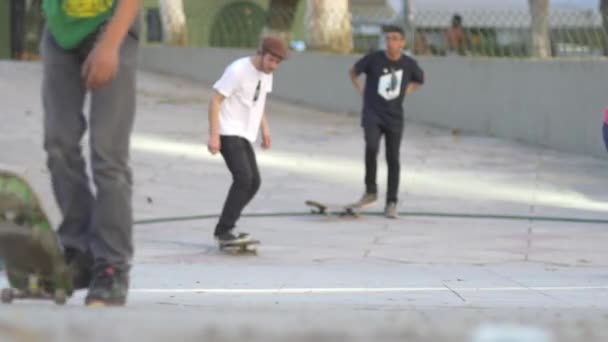 Ein Junger Mann Aus Dem Kaukasus Skatet Mit Anderen Menschen — Stockvideo
