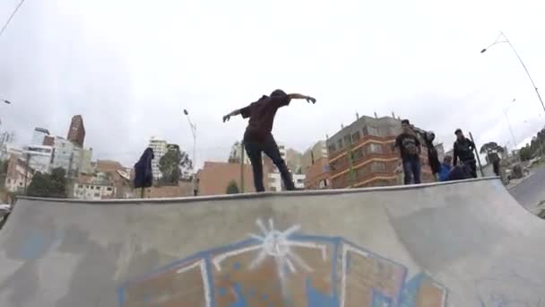 Paz Bolívia Novembro 2015 Jovem Brown Está Patinando Parque Com — Vídeo de Stock