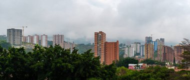 Dağlardaki birçok apartmanın, yüksek binaların havadan görünüşü