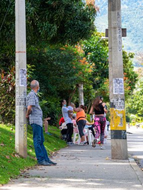 Medellin, Antioquia / Kolombiya - 15 Kasım 2020: Yüz Maskeli Erkek Yolcu Bir Beton Metro Altında Caddeyi Geçiyor