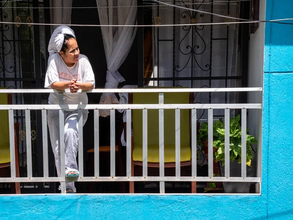 Medellin Antioquia Colombia November 2020 Latin Woman Towel Her Head — Stock Photo, Image