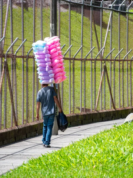 Medellín Antioquia Colômbia Novembro 2020 Vendedor Caminhando Parque Com Doces — Fotografia de Stock