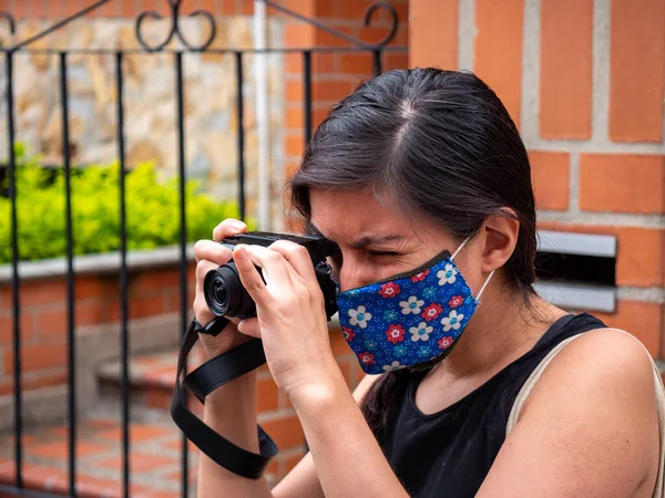 Junge Hispanische Frau Macht Ein Foto Mit Kamera — Stockfoto