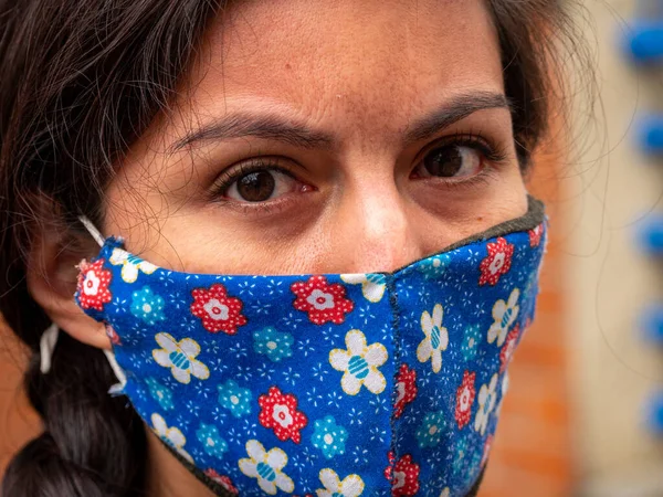 Junge Braune Haare Hispanische Lateinische Frau Trägt Gesichtsmaske Gegen Husten — Stockfoto