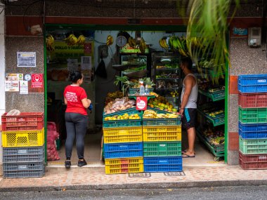 Medellin, Antioquia / Kolombiya - 17 Kasım 2020: Kırmızı Tişört Giyen Latin Kadın ve Siyah Pantolon Meyve ve ve Sebze Pazarından Alışveriş Yapıyor