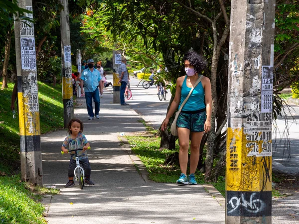 Medellin Antioquia Kolombiya Kasım 2020 Küçük Çocuk Kaldırımda Annesinin Yanında — Stok fotoğraf