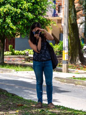 Genç İspanyol Kadın Kamerayla Fotoğraf Çekiyor