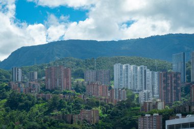 Medellin, Antioquia / Kolombiya 'da Bulutlu bir günde Dağların Çevrelenmiş Şehir Manzarası