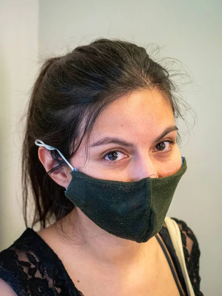 Junge Latino Frau Mit Schwarzer Schutzmaske Steht Einer Weißen Wand — Stockfoto