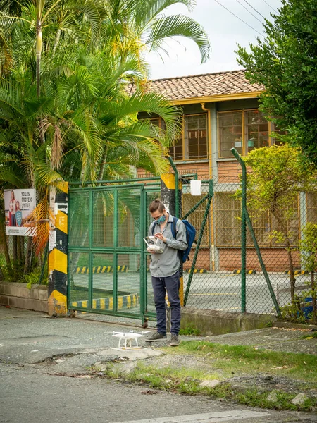 Blanke Man Neemt Foto Met Een Camera Met Een Landschap — Stockfoto