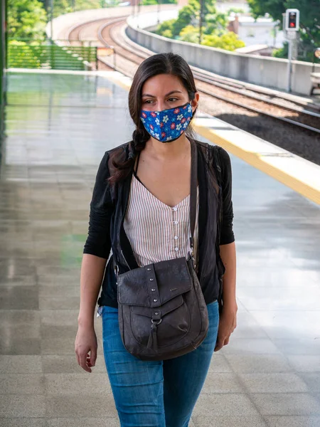 Lateinamerikanerin Trägt Gesichtsmaske Und Läuft Bahn Station — Stockfoto
