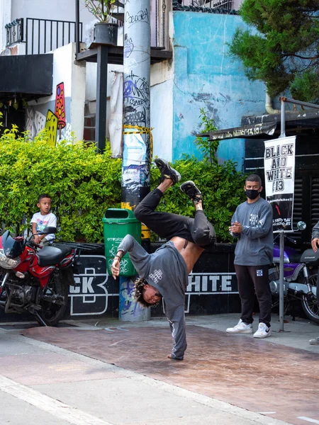 Medellin Antioquia Kolumbien Dezember 2020 Junger Mann Breakdance Schwarzen Und — Stockfoto