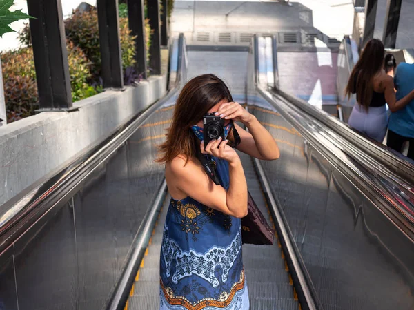 Young Hispanic Woman Going Electric Stairs Taking Pictures Black Compact — Stock Photo, Image