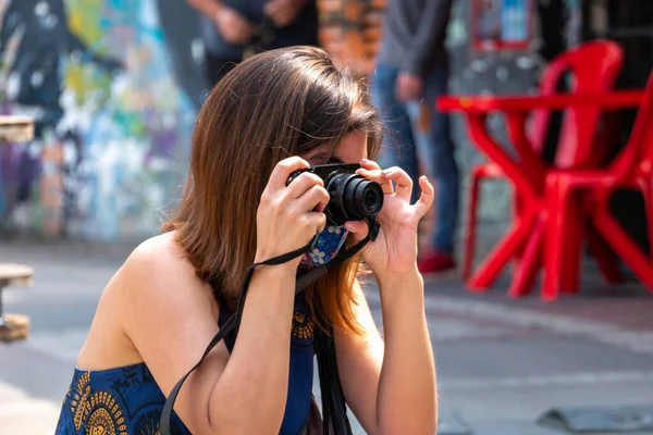 Genç Spanyol Kadın Siyah Kompakt Dijital Kamerayla Fotoğraf Çekiyor — Stok fotoğraf